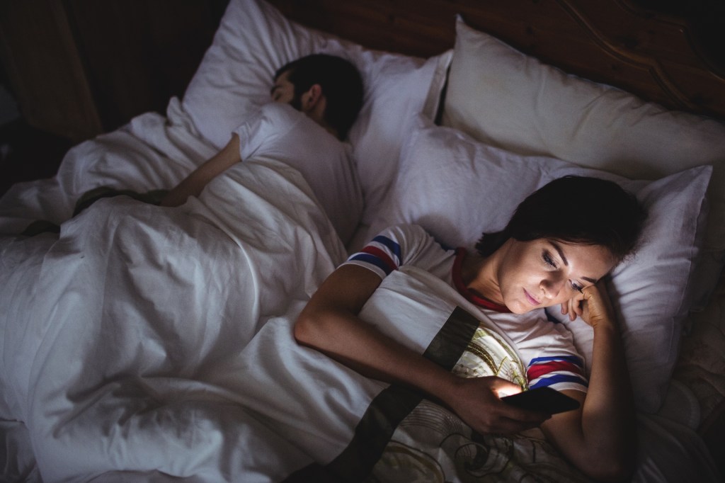 Pessoas que relataram alto uso de celulares relataram má qualidade do sono