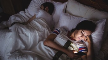 Pesquisa britânica analisou qualidade na hora de dormir de pessoas com até 30 anos; aparelhos atrasam relógio normal de sono e vigília do corpo