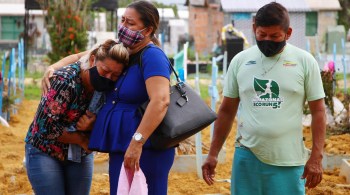 "Meio milhão de vidas que poderiam ter sido poupadas, com bom-senso, escolhas acertadas e respeito à ciência", disseram os senadores