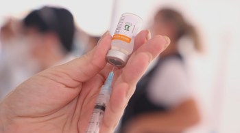 17 postos da RaiaDrogasil disponibilizarão as doses; vacinação de idosos de 72 a 74 anos de idade foi antecipada e vai começar nesta sexta-feira (19)