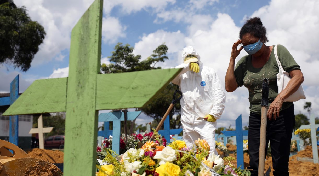 Enterro de vítima da Covid-19 em cemitério de Manaus