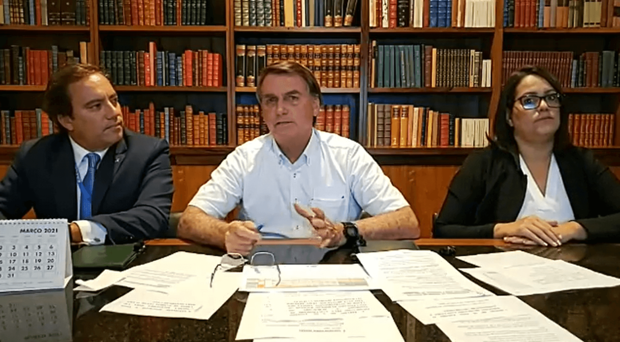 Jair Bolsonaro durante transmissão ao vivo nas redes sociais