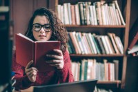 Livros clássicos sobre mulheres inspiram gerações e seguem entre mais vendidos