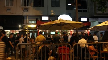 Decisão permite que bares e restaurantes na capital fluminense ampliem o horário de funcionamento até às 21h, em vez de 17h