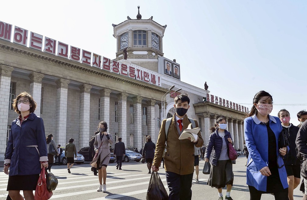 Pessoas usam máscaras na capital da Coreia do Norte, Pyongyang