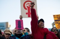 Efeitos da pandemia sobre mulheres podem atrasar luta por equidade