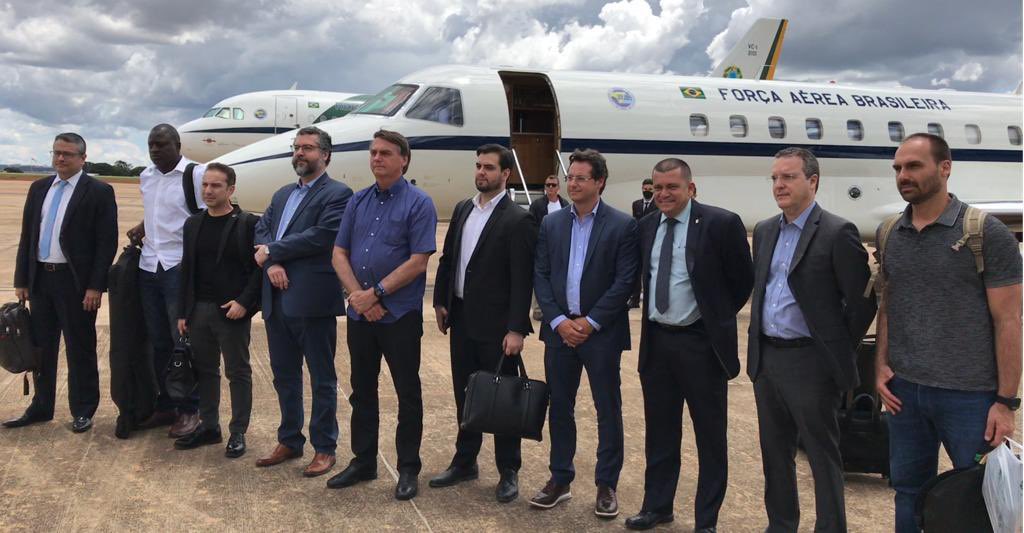 Sem máscara, Ernesto Araújo embarcou com comitiva brasileira para visita oficial a Israel