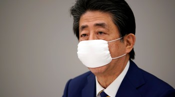 Líder é acusado de estar alheio à situação do país, já que muitos japoneses lutam para conseguir fazer home office