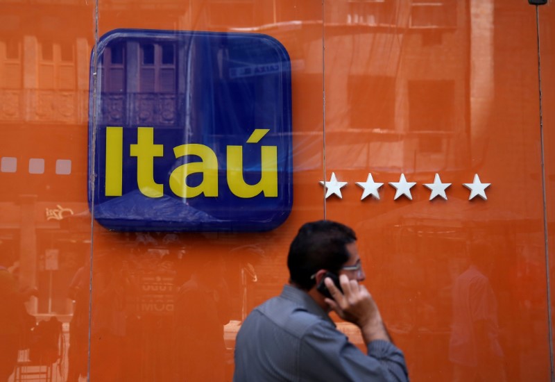 Homem passa em frente à agência do Itaú: XP será separada do banco com sede no bairro do Jabaquara