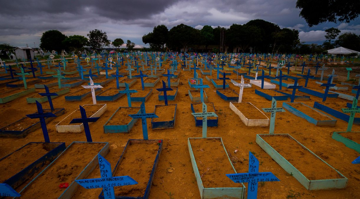 Cemitério Nossa Senhora Aparecida, em Manaus, durante pandemia da Covid-19