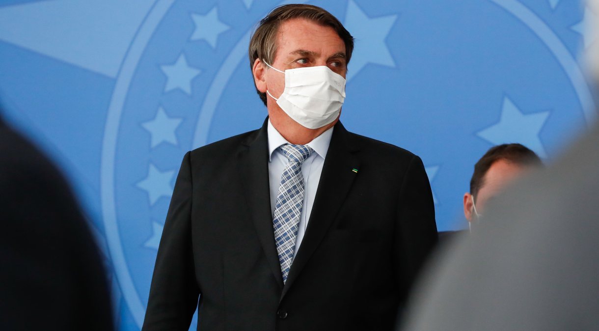 Jair Bolsonaro usa máscara durante cerimônia no Palácio do Planalto
