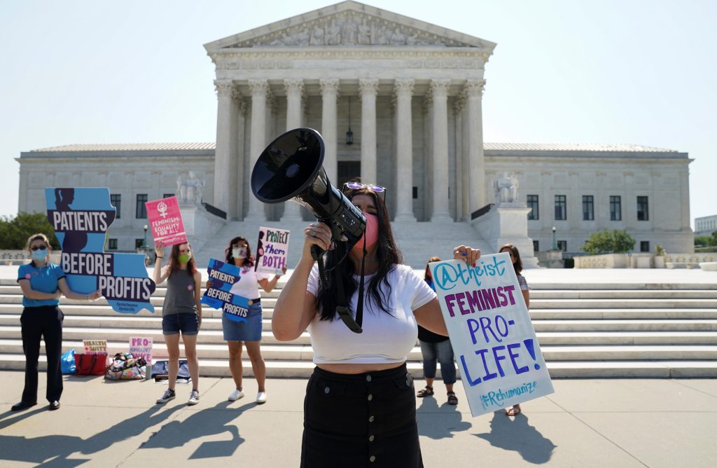 Manifestação contra aborto nos EUA em frente à Suprema Corte