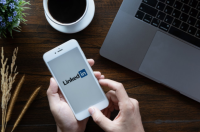 LinkedIn tem salto de usuários em meio à onda de demissões nos EUA