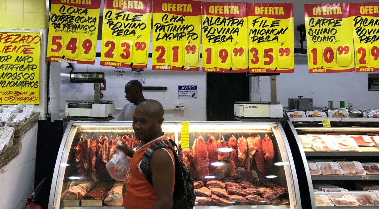 Preços da batata e da carne bovina, que registraram alta de 11,7% e 1,3%, respectivamente, são os maiores vilões para famílias de renda "muito baixa"