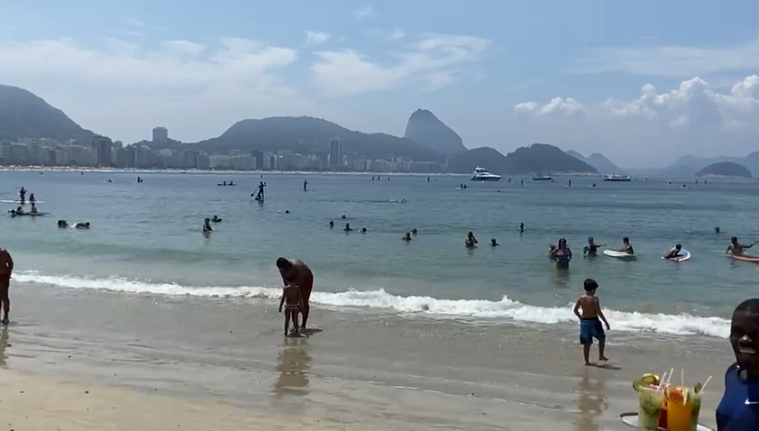 Movimentação em praia do Rio de Janeiro durante pandemia da Covid-19