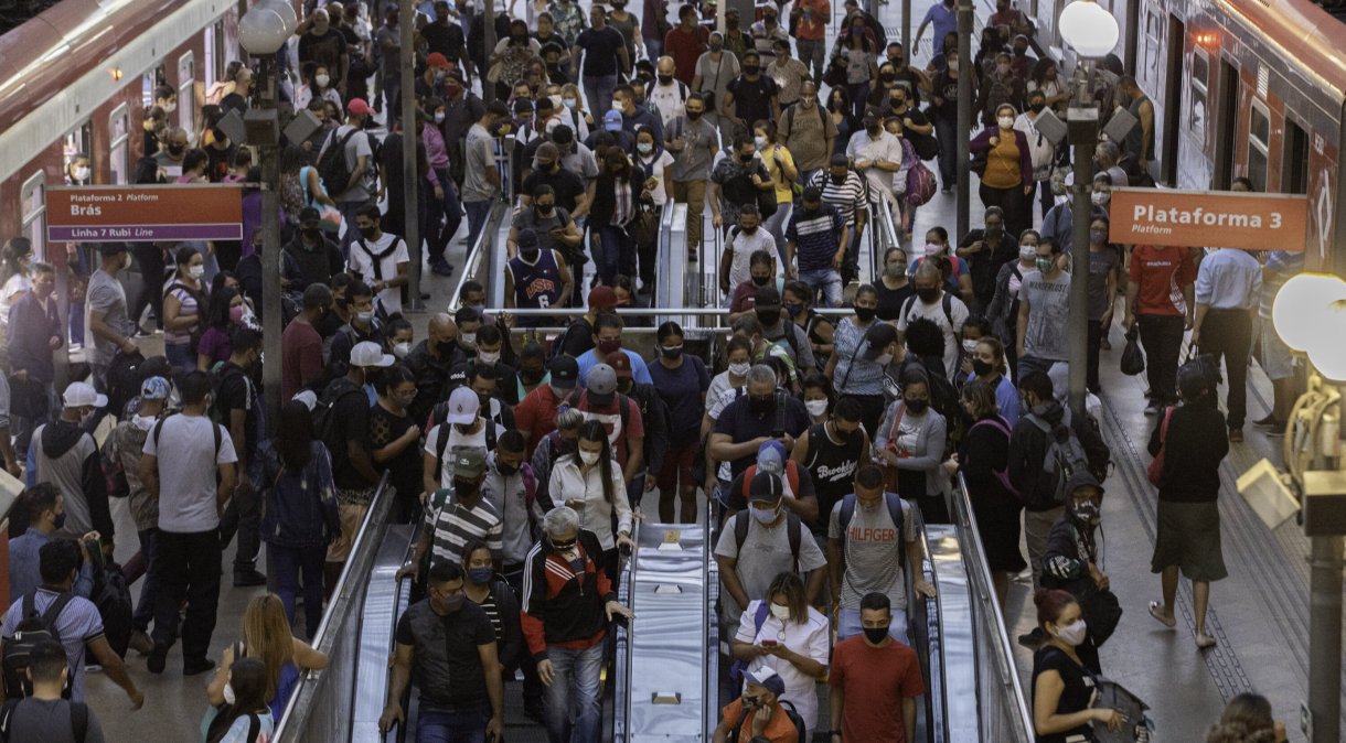 Movimento intenso de passageiros na plataforma da Estação da Luz, na região central de São Paulo