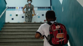 O governo de São Paulo anunciou nesta quarta-feira (24) que vai iniciar a vacinação de professores do estado no dia 12 de abril