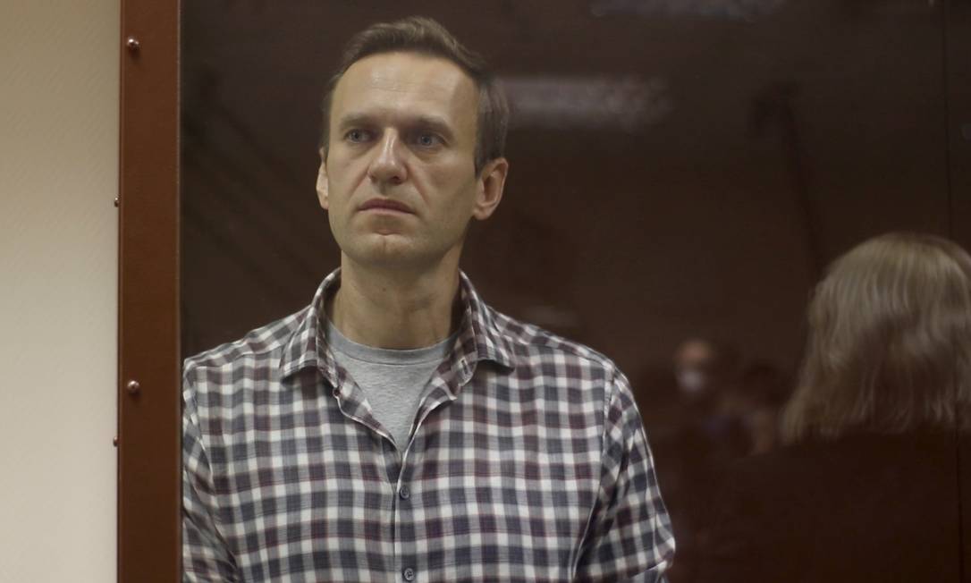 Alexey Navalny dentro de sela durante audiência em Moscou