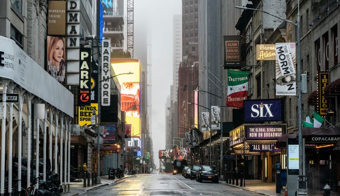 Broadway, uma das avenidas mais movimentadas de Nova York, deserta durante medidas de isolamento na pandemia da Covid-19