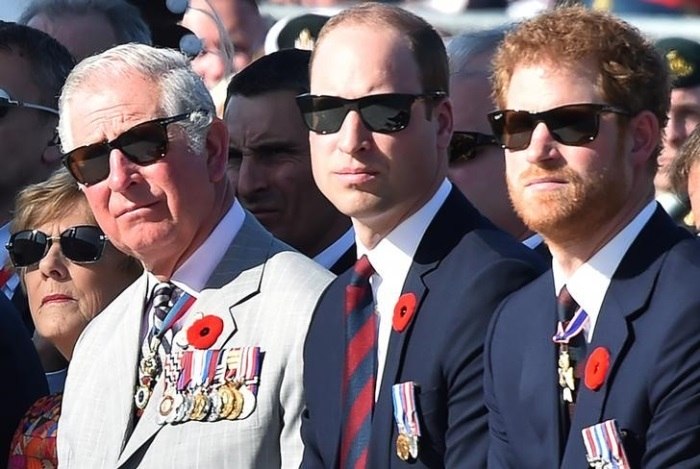 Rei Charles e seus filhos, Príncipe William e Príncipe Harry