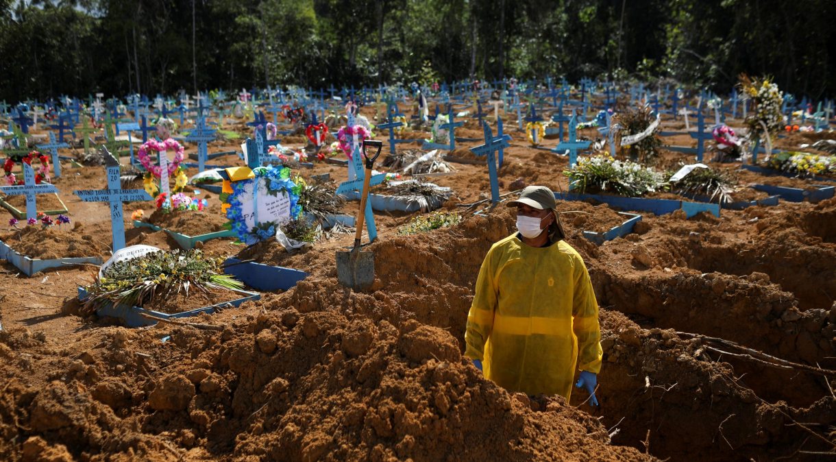 Funcionária de cemitério em Manaus durante pandemia da Covid-19