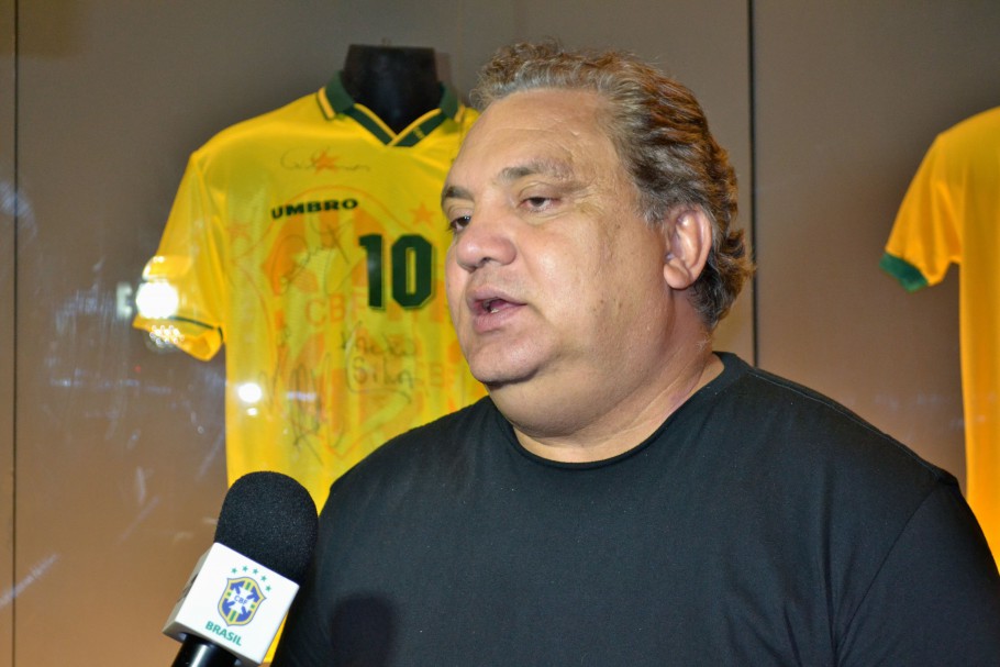 Aos 56 anos, Branco, ex-jogador e coordenador dos times de base da seleção brasileira, está intubado com Covid-19