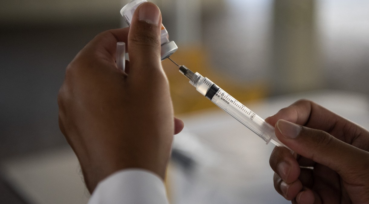 Profissional prepara vacina contra Covid-19 para aplicação no Rio de Janeiro