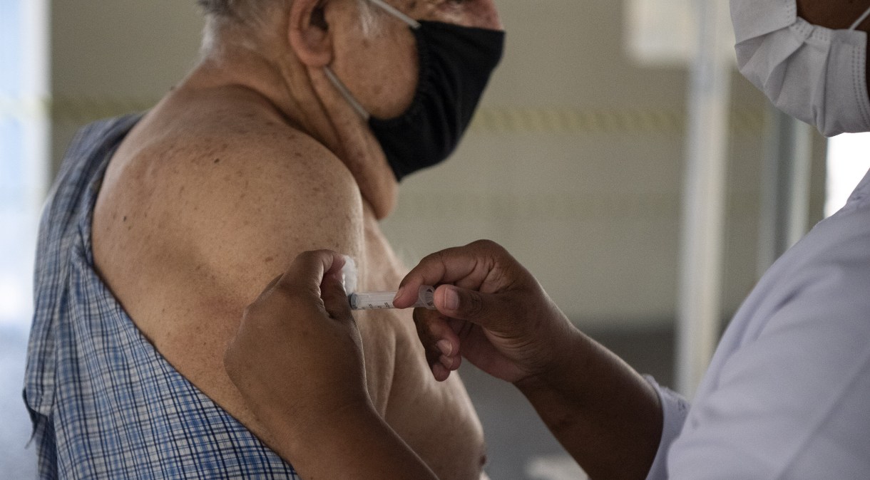 Aplicação da vacina contra Covid-19 no Rio de Janeiro
