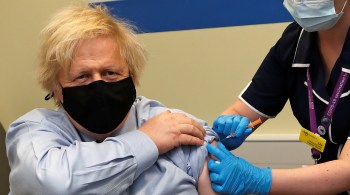 Johnson recebeu a vacina no momento em que países europeus retomaram o uso da AstraZeneca, após reguladores garantirem que benefícios superam qualquer risco