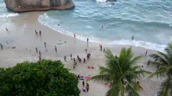 Dezenas de frequentadores tentavam burlar as proibições estabelecidas pelo novo decreto da prefeitura que veta a permanência na areia e o banho de mar