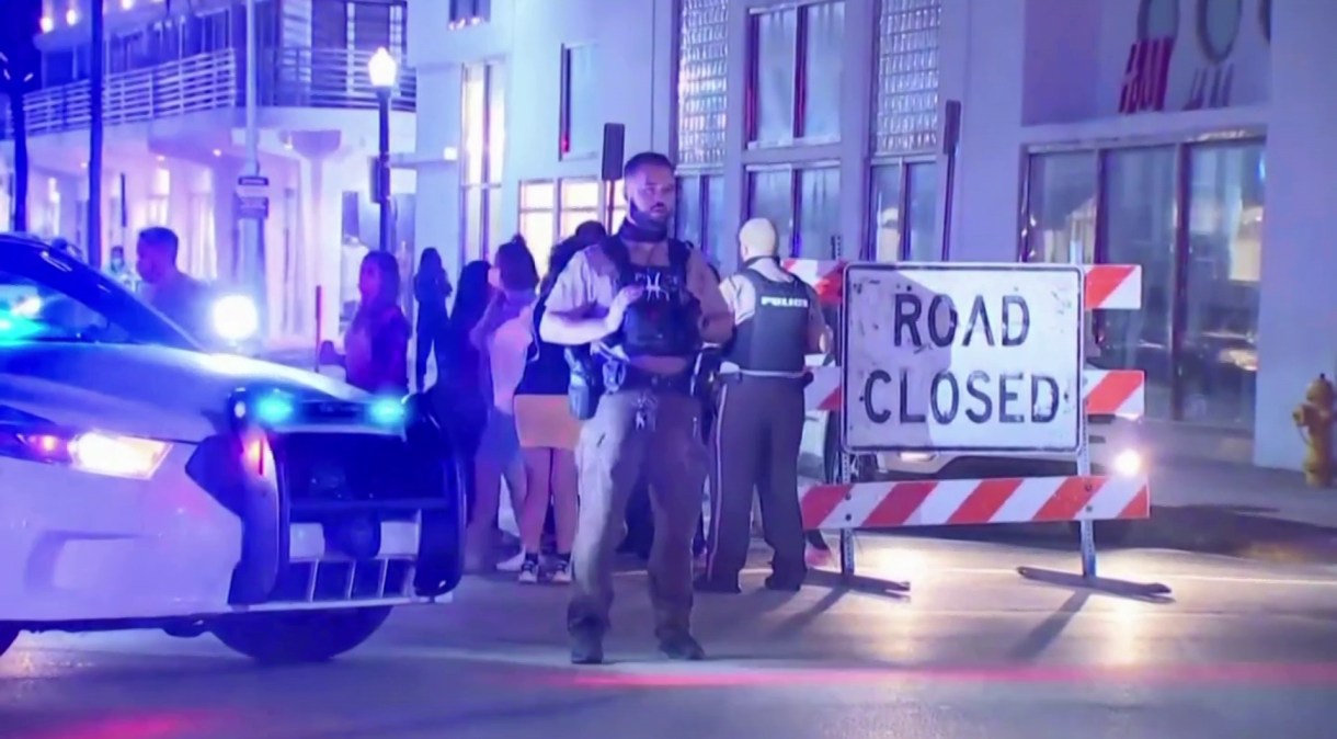 Polícia de Miami Beach controla movimentação após prefeito impor toque de recolher
