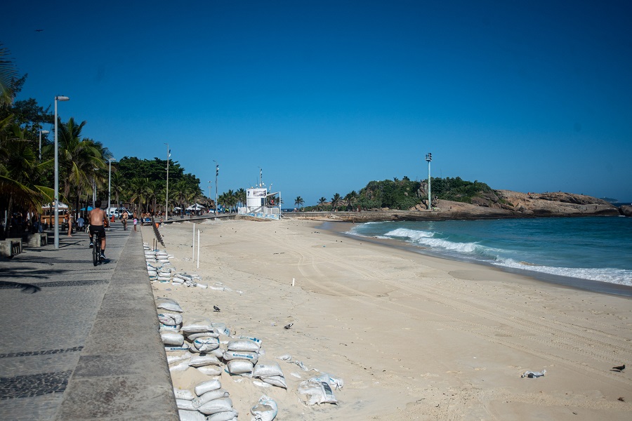 Movimentação na praia do Arpoador, no Rio de Janeiro