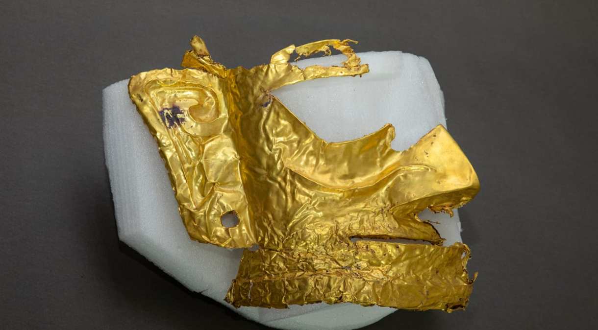 Máscara de ouro de cerca de 3 mil anos é encontrada em sítio arqueológico