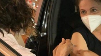 Dilma publicou foto nas redes sociais nesta segunda-feira (22); ela se vacinou com a Coronavac pelo sistema drive thru