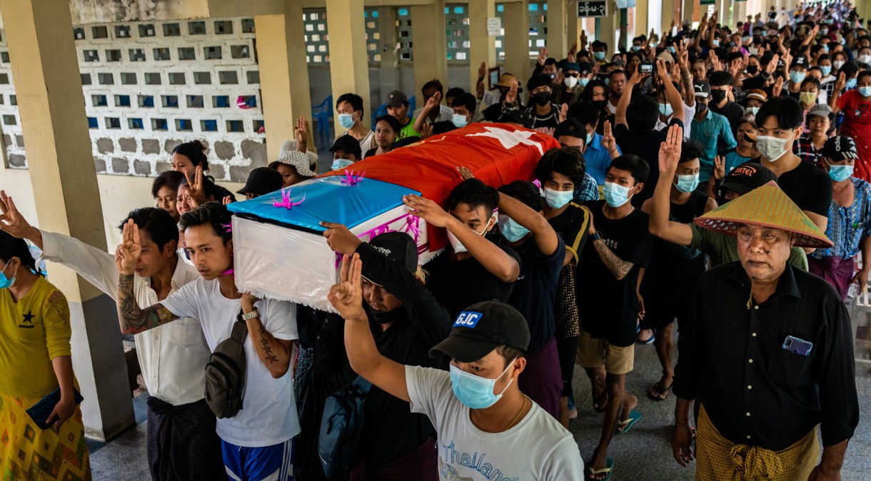 Funeral de Aung Kaung Htet, menino de 15 anos assassinado quando militares abriram fogo contra manifestantes em 21 de março