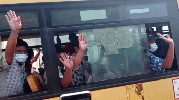Não houve comunicado oficial com o número de pessoas soltas, mas ativistas falam em ao menos 15 ônibus lotados; Yangon, maior cidade do país, tem dia de greve