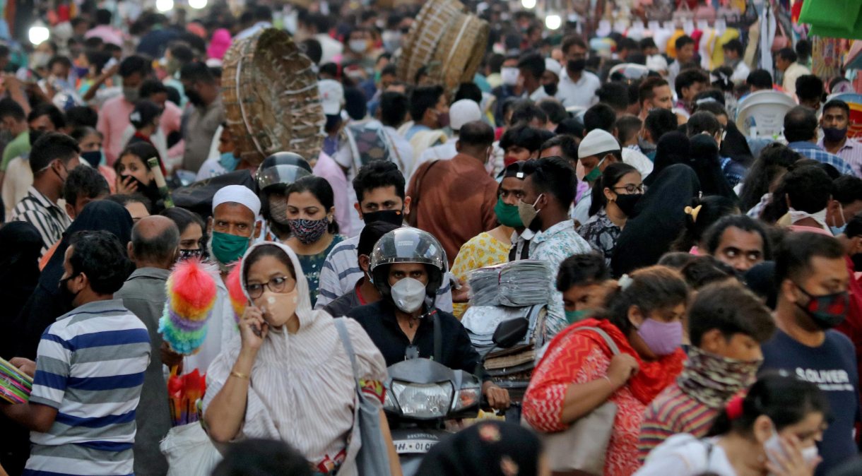Mercado lotado em Mumbai, na Índia, durante pandemia de Covid-19