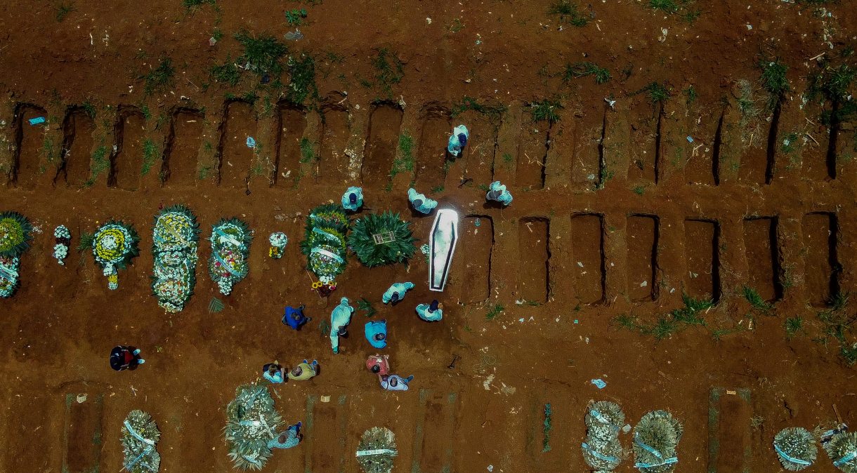 Vista aérea do cemitério da Vila Formosa, em São Paulo, durante pandemia de Covid-19