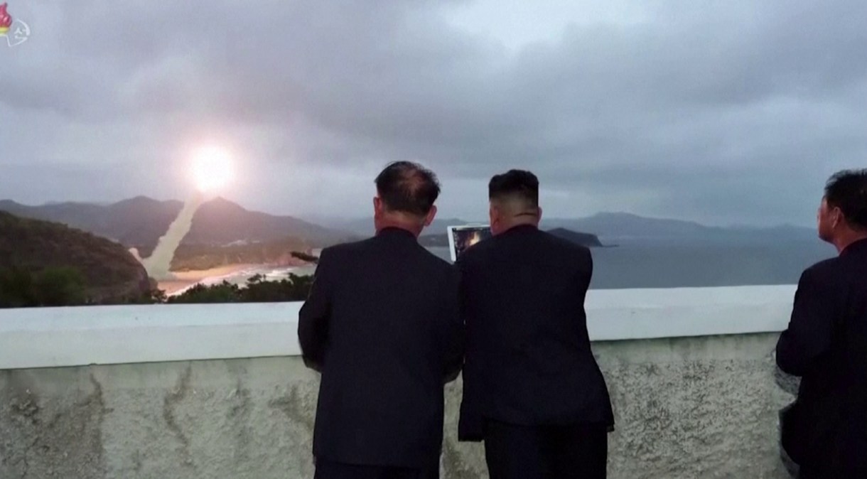 Kim Jong-un observa o lançamento de míssil norte-coreano em 2019