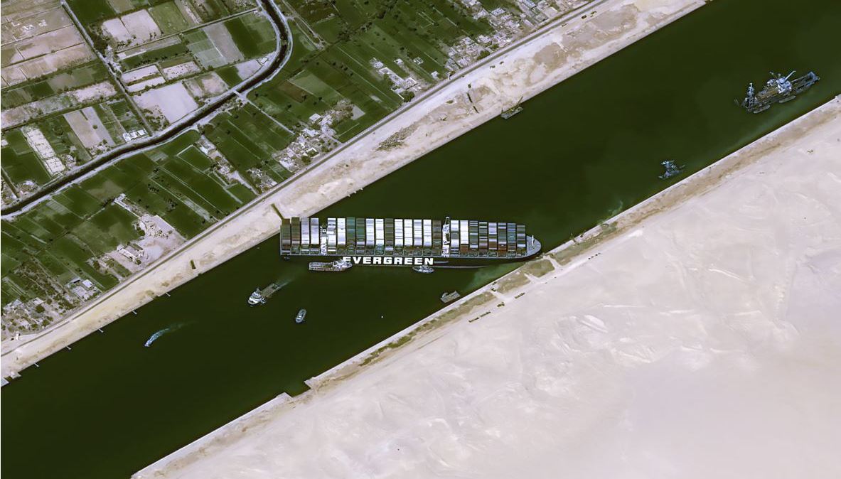 Vista aérea do navio Ever Given encalhado no Canal de Suez