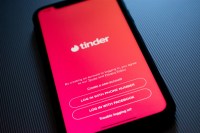 Mais da metade dos usuários do Tinder são casados ou comprometidos, diz pesquisa