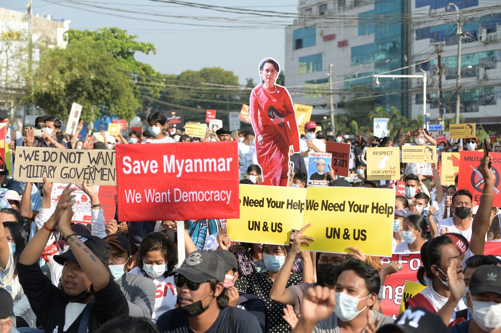 Protestos em Mianmar: Manifestantes contrários ao golpe militar entram em confronto com forças de segurança na cidade de Yangon