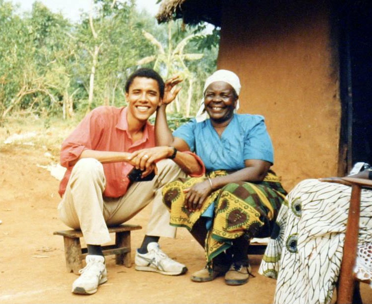 Barack Obama ao lado da avó, Mama Sarah