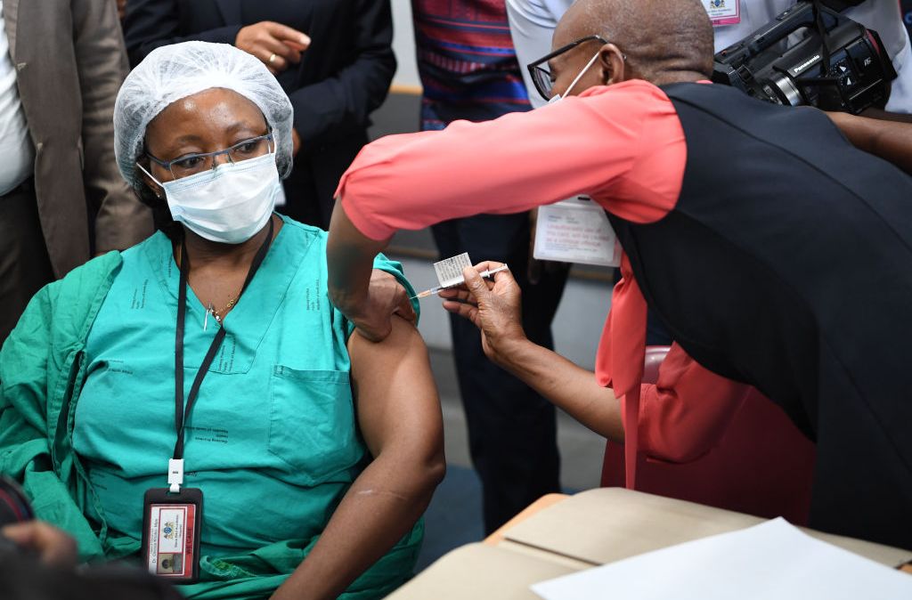 Enfermeira é vacinada contra a Covid-19 em campanha em Joanesburgo, na África do Sul