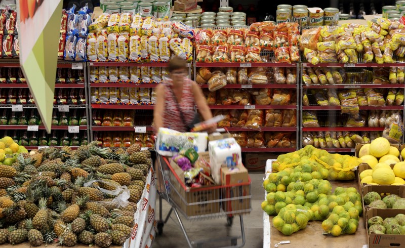 Mulher faz compras em um supermercado de São Paulo (11.JAN.2017): inflação muito baixa reflete também um crescimento baixo com demanda reprimida
