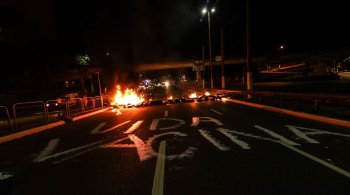 Palavras como ‘vacina’ e ‘vidas importam’ foram escritas no chão por manifestantes pró-vacina ligados a entidades estudantis