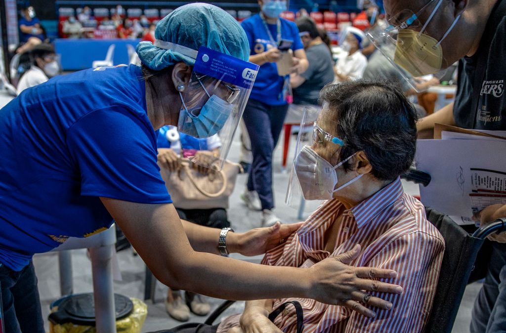 Idosa recebe vacina contra a Covid-19 em ação de vacinação nas Filipinas.
