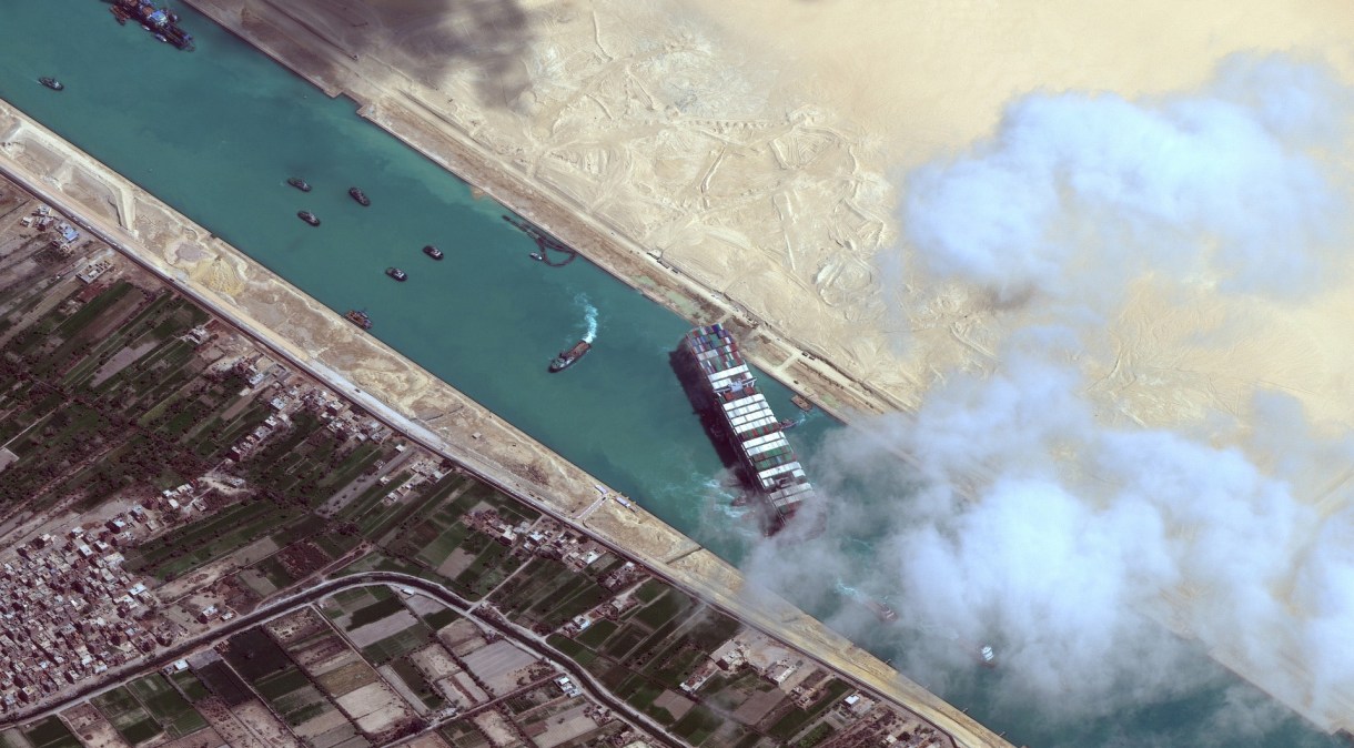 O navio cargueiro Ever Given, que fechou a passagem do Canal de Suez