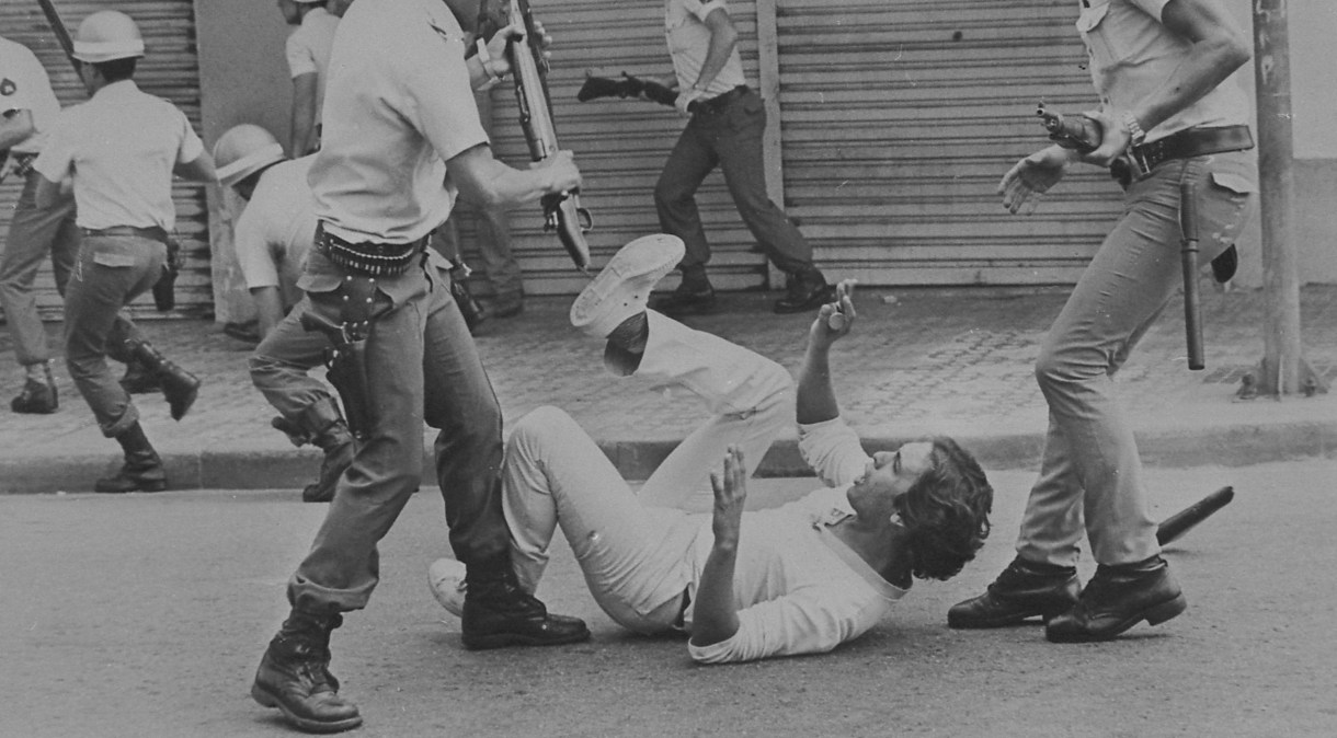 Confronto entre manifestantes favoráveis a greve e policiais militares no centro de São Bernardo do Campo, no ABC paulista, em abril de 1980