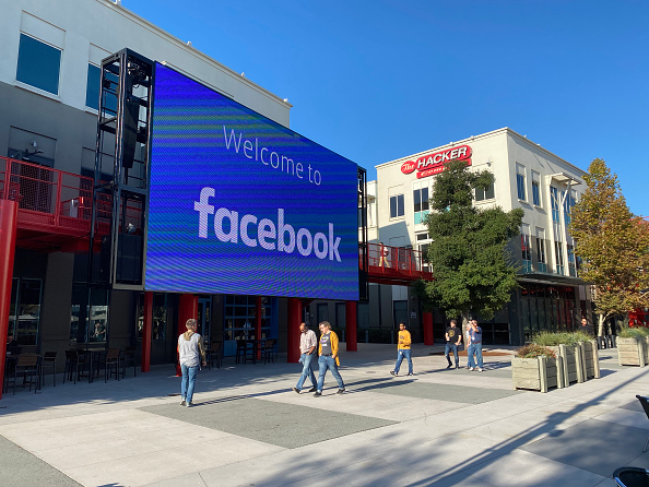 Funcionários do Facebook caminham pelo pátio do campus da empresa em Menlo Park, Califórnia, em 06 de novembro de 2019.